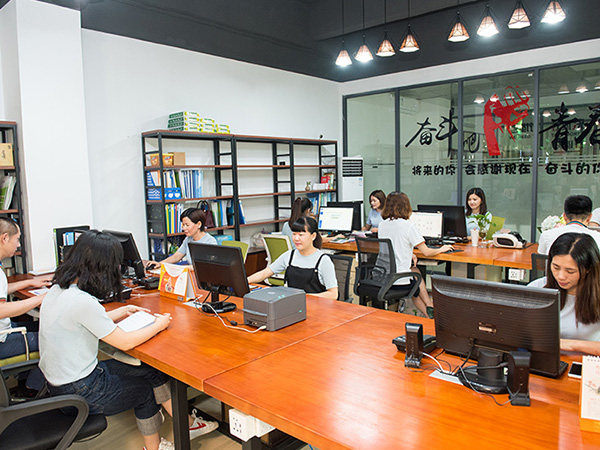 茄子影视视频在线观看金属-办公室